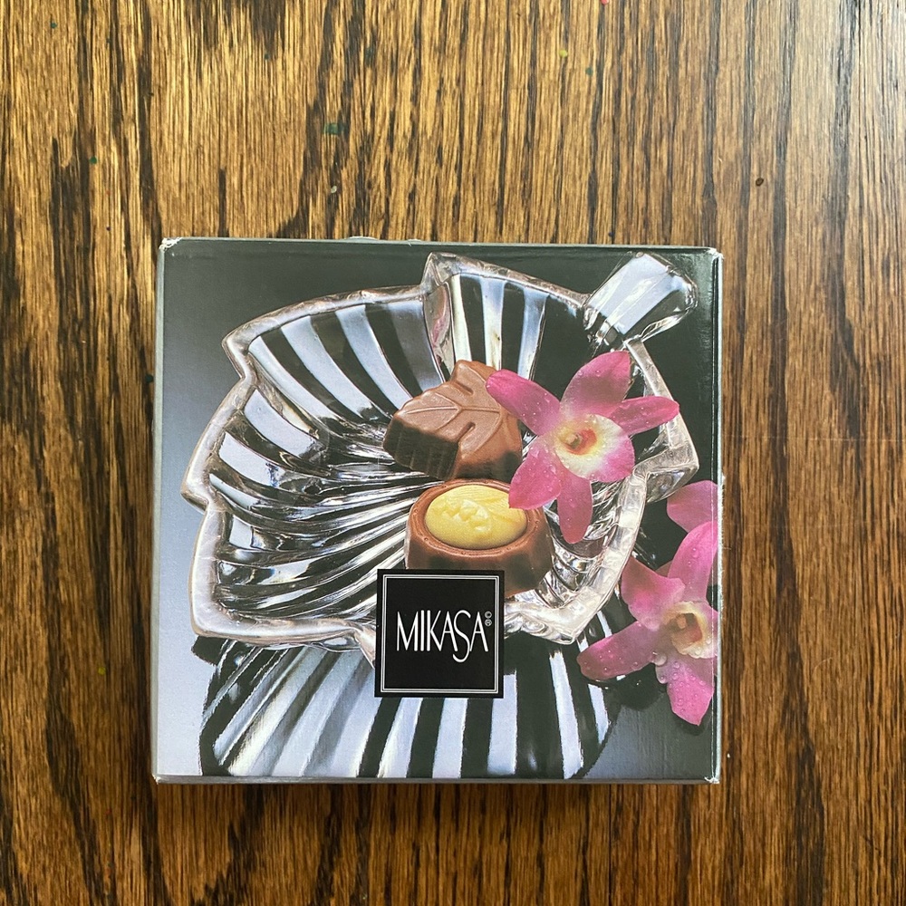 Mikasa Glass Leaf Candy dish